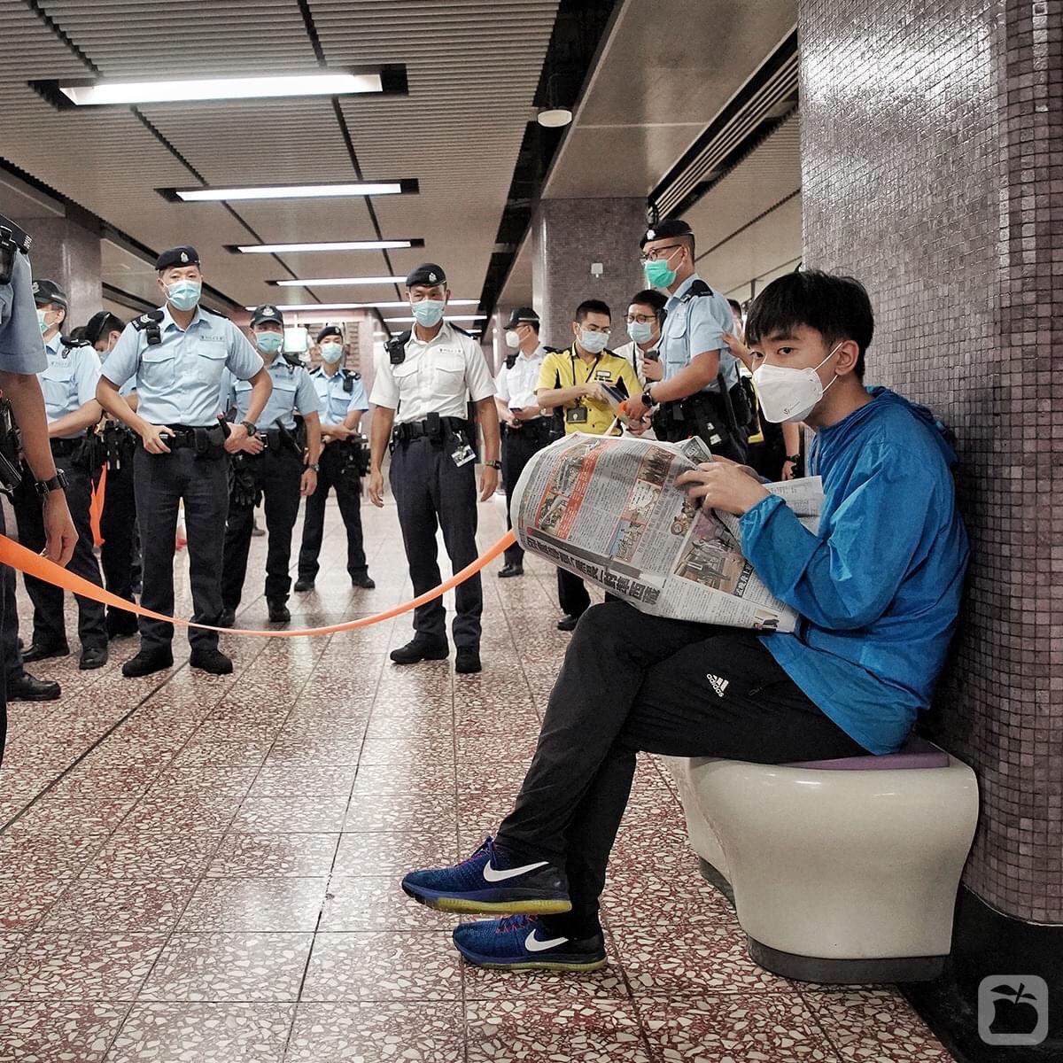 irischutoto's tweet image. HK Police: Reading Apple Daily in metro station is dangerous. It’s against national law.

Image from Apple Daily
#brainproblem
#brianproblem
#hongkongdemocracy
#FreedomOfThePress 
#CCPcontrol
#