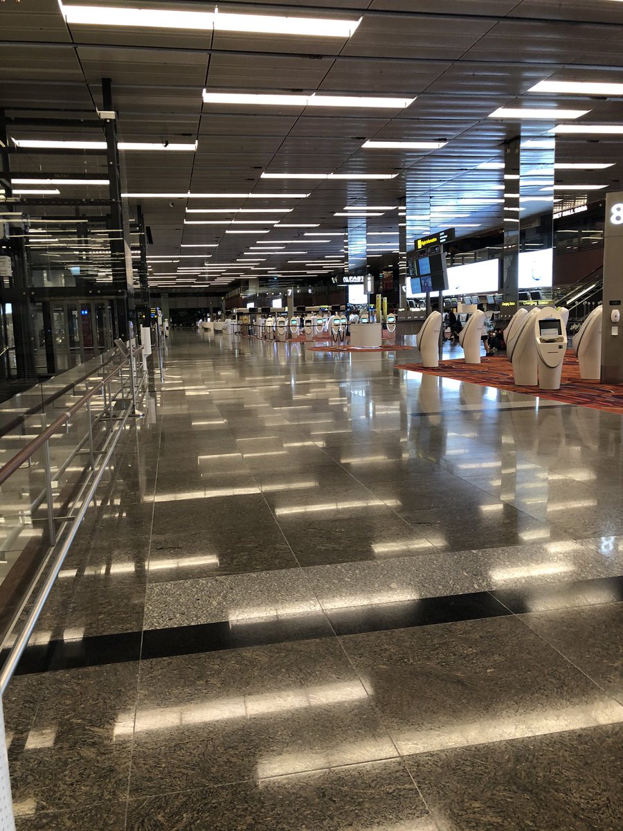dai6055's tweet photo. これ、バイオハザードで、職員が感染して一旦静まり返ってるシーンやで🥶 https://t.co/Y6ipBlqCir