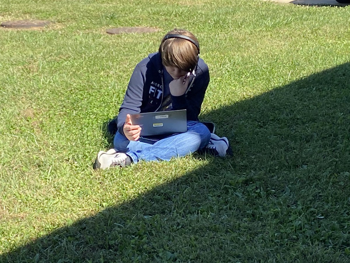 MontinaSharp's tweet image. Mrs. Weygandts 6th grade students are working on their computer science course and enjoying this beautiful day! #kidcoders #computerscience @codeorg @njejaguars