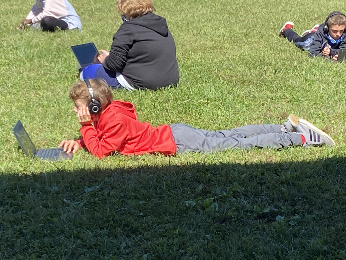MontinaSharp's tweet image. Mrs. Weygandts 6th grade students are working on their computer science course and enjoying this beautiful day! #kidcoders #computerscience @codeorg @njejaguars