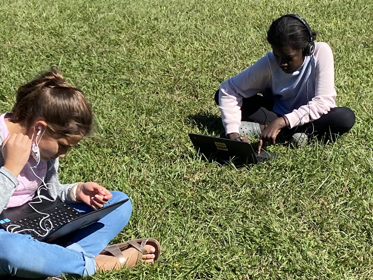 MontinaSharp's tweet image. Mrs. Weygandts 6th grade students are working on their computer science course and enjoying this beautiful day! #kidcoders #computerscience @codeorg @njejaguars