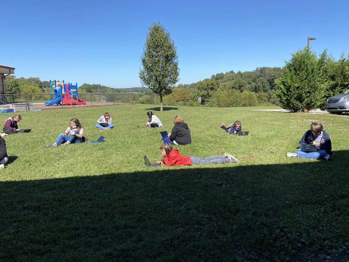 MontinaSharp's tweet image. Mrs. Weygandts 6th grade students are working on their computer science course and enjoying this beautiful day! #kidcoders #computerscience @codeorg @njejaguars