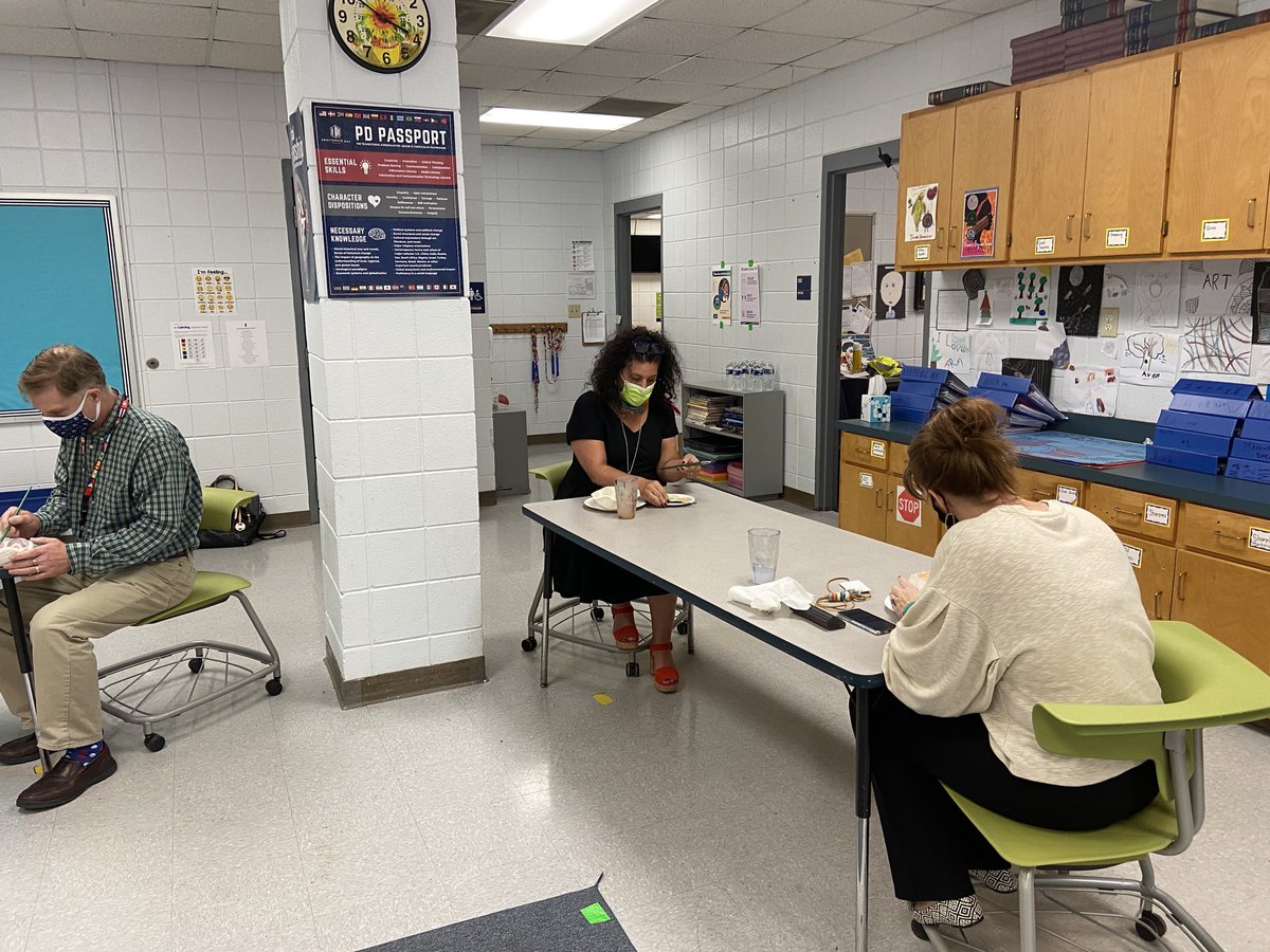 DevelopPDS's tweet photo. #PDSchargers faculty & staff creating soup bowls for @HospiceCLT! #PDServes https://t.co/ccQ3Dl3jfX