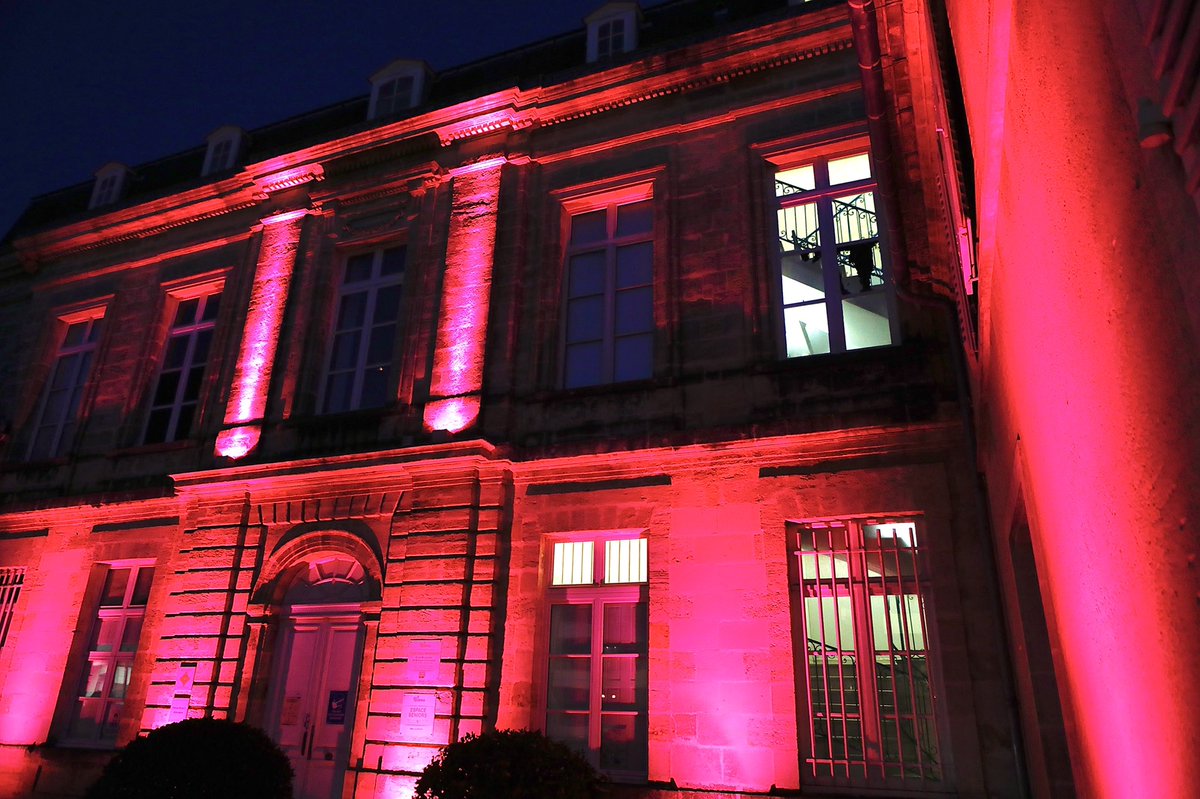 🎗#OctobreRose Toutes et tous mobilisé(e)s contre le #CancerDuSein, 1ère cause de décès par cancer chez les femmes. 

Pour un mois, les châteaux Peixotto, Margaut, Thouars + Forum illuminés en rose, pour sensibiliser face au cancer du sein &amp; inviter les femmes à se faire dépister