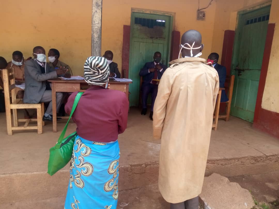 world_uganda's tweet photo. Today, @world_uganda   conducted mobile court session at Kibaale Gov't Prison to help in the reduction of case backlog &amp; congestion in prison due to covid-19 &amp;   ensure that the inmates' rights are protected. Over 25 inmates were released on bail and plea bargaining.@DGFUganda17 https://t.co/k24EwMaCeT