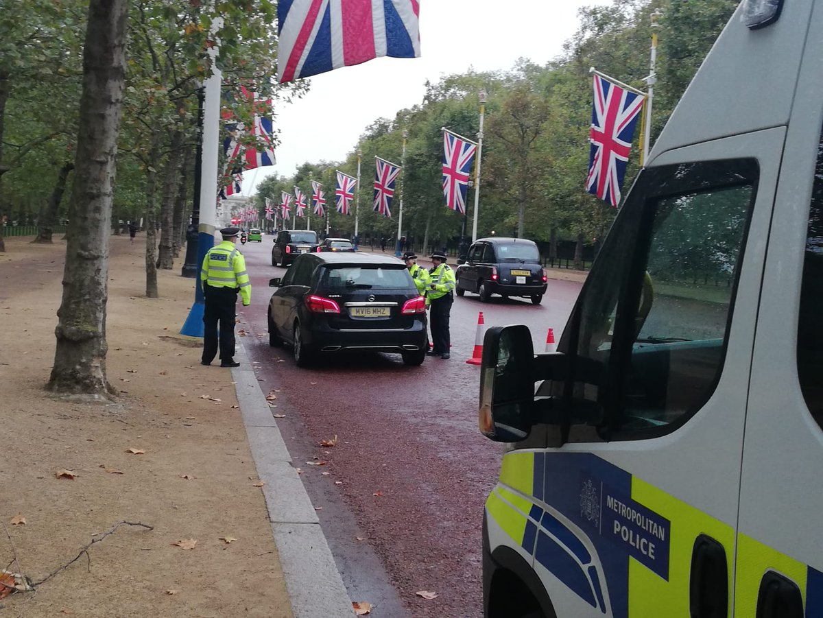 MPSWestminster's tweet photo. #ProjectServator officers working today along the route of this weekends @LondonMarathon.
Good luck to all those running.
Our uniform and plain clothes officers will be there to cheer you on.
#KeepLondonSafe #VehicleCheckpoint for more info
https://t.co/dWqrZdZhaf https://t.co/0oUwRieqmF