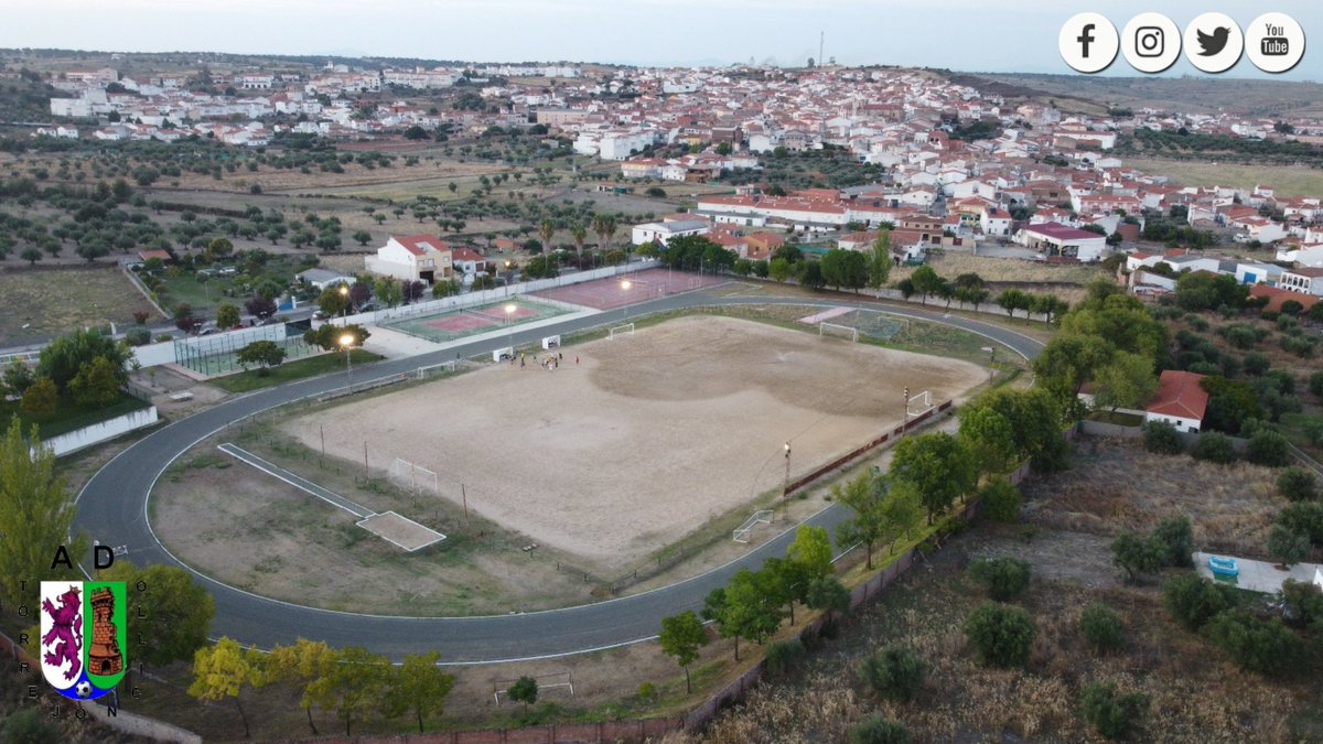 TorrejoncilloAD's tweet photo. 👋🏾😴 | Hola antes de dormir queremos enseñaros nuestra 🏡 y la que también será la vuestra.

🧐 ¿PERO PARA CUANDO CÉSPED ARTIFICIAL? 🧐

#NosVemosEnElPoli #TodoAlVerde #ADTorrejoncillo https://t.co/c4DHf8WgN2
