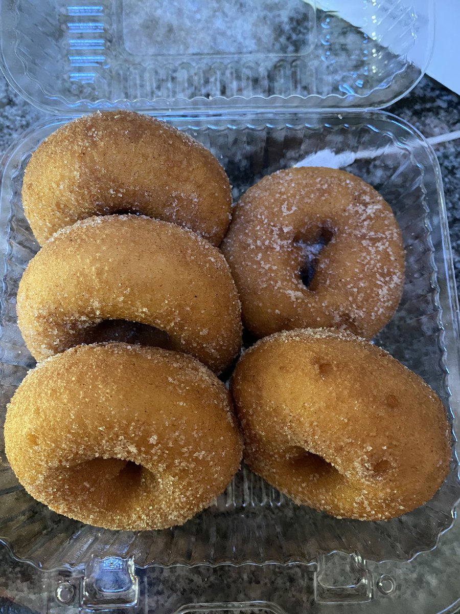 JMagsNJ's tweet photo. At #demarestfarms for their famous #appleciderdonuts https://t.co/2kvj3uJwR2