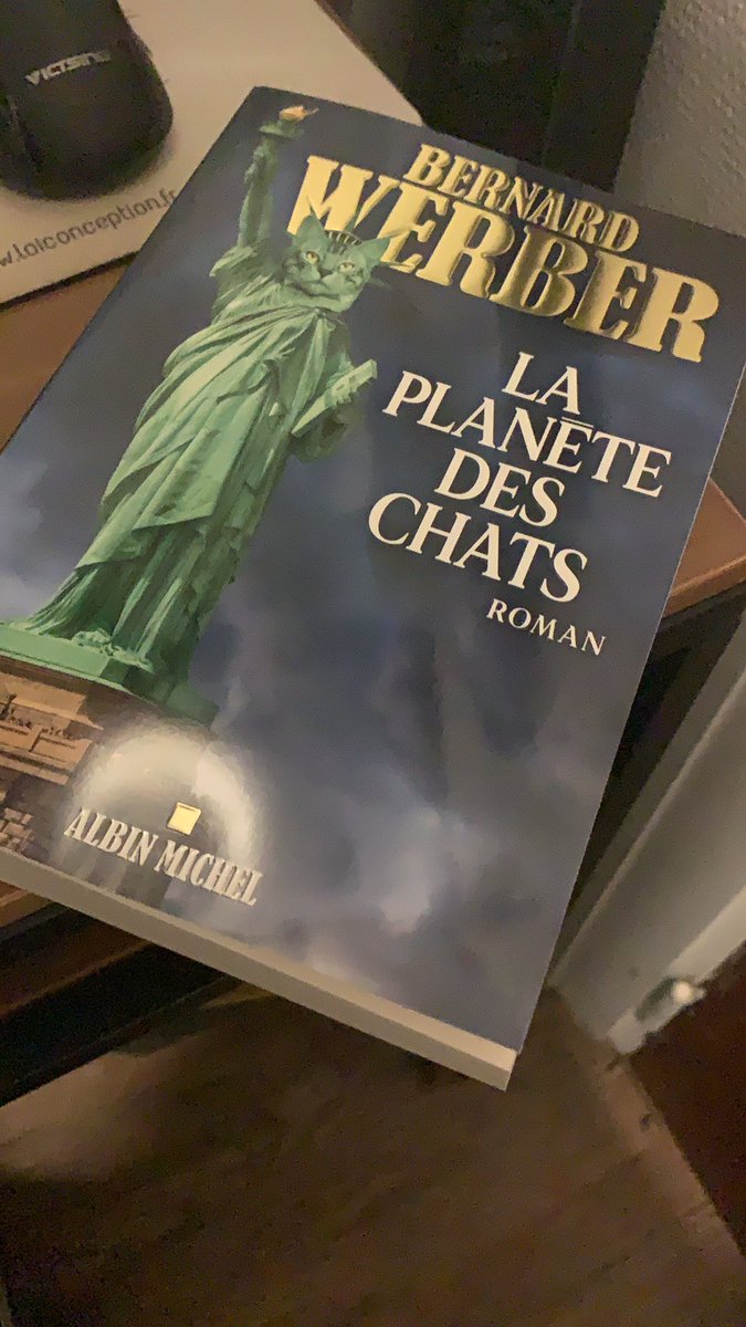 boubbic's tweet photo. Rentrer a 23h et avoir sa lecture du soir sur le bureau.
Merci @DarthTheSmall 🥰
@Werbernard https://t.co/NlrccJAw0q
