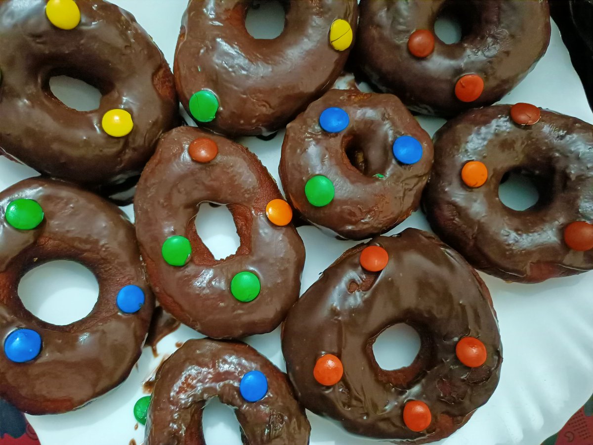 SanaInParadise's tweet image. After #exercise , I always eat #dohnuts..
Just kidding I don't exercise these days. 
( how bout some Home-made donuts , yeh!) 🍩
