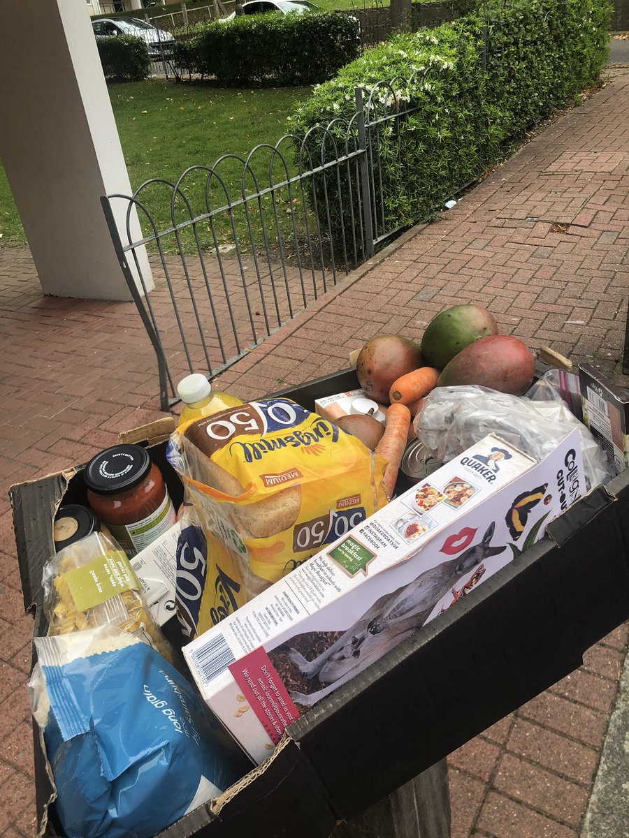 _ClaireGilbert's tweet image. Lots of fresh fruit &amp;amp; veggies again plus great weekly staples including porridge for this Autumnal weather!🥭🥕 🧅 🥔 🍞 🍝 🍚 Thank you as ever to all our fantastic Community Box volunteers! #Roehampton #WestPutney With the amazing @RacketsCubed &amp;amp; @regenerateuk @heathmereschool