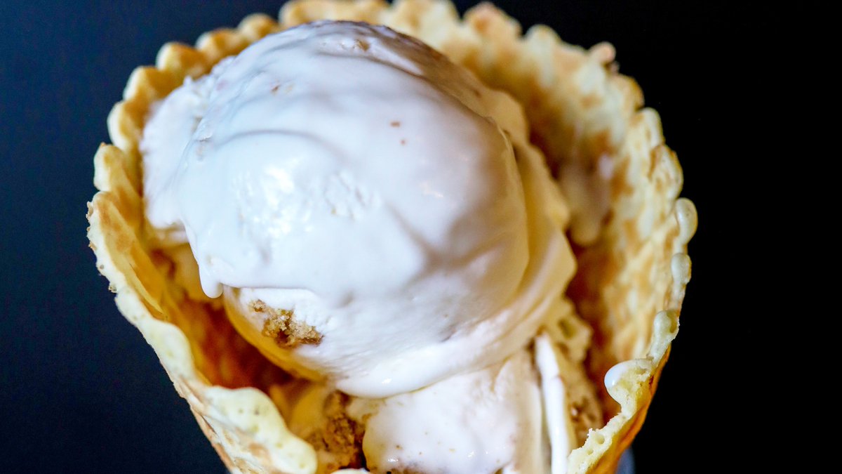 Cheesecake dreams are made of this! Dense, smooth and creamy cheesecake ice cream swirled with buttery toasted graham and served in a freshly-baked waffle cone!🍨🥄 #dessert #food #saverestaurants