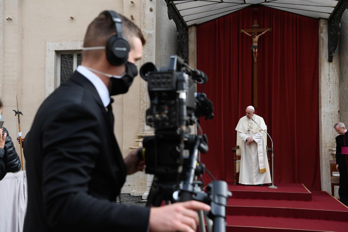 vaticannews_pt's tweet photo. Para sairmos da #pandemia, temos que encontrar a cura não só para a #Covid19, mas para os grandes vírus humanos e socioeconômicos. Não podemos esperar que o modelo econômico subjacente ao desenvolvimento injusto e insustentável resolva os  problemas #PapaFrancisco #AudiênciaGeral https://t.co/eeOZV2gcMS
