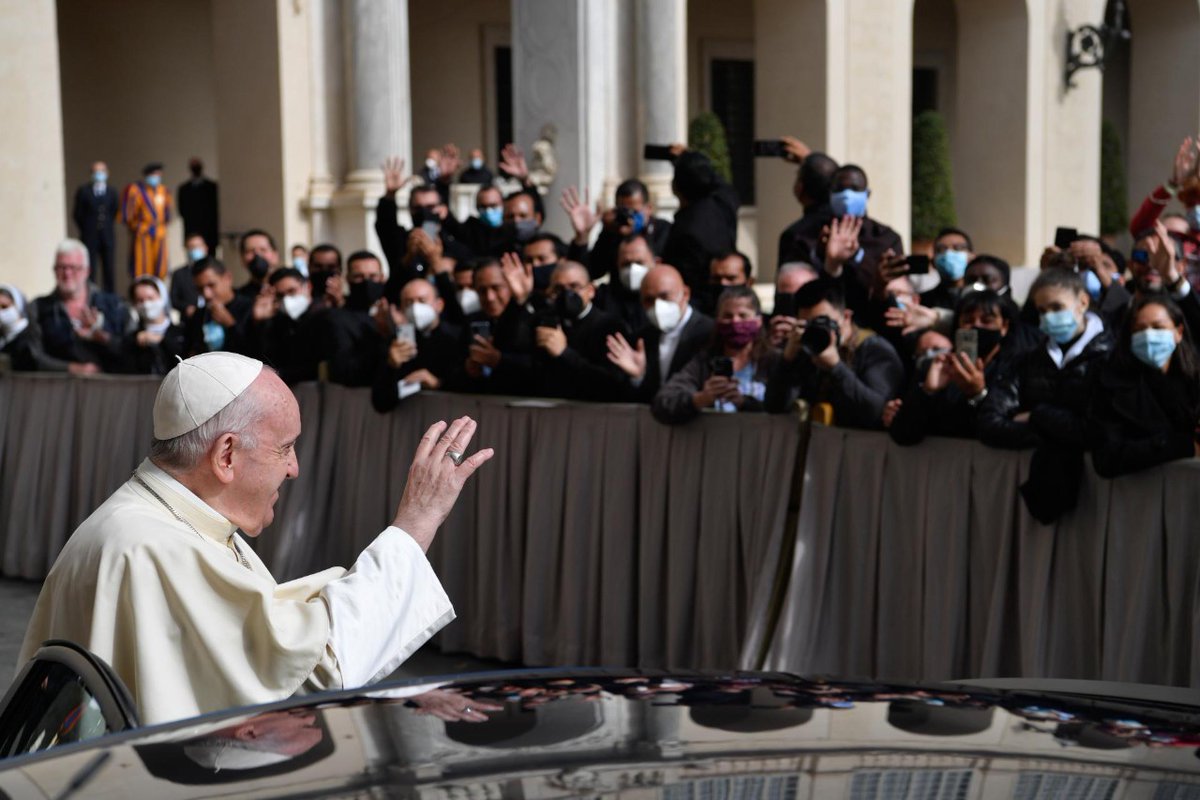 vaticannews_pt's tweet photo. Para sairmos da #pandemia, temos que encontrar a cura não só para a #Covid19, mas para os grandes vírus humanos e socioeconômicos. Não podemos esperar que o modelo econômico subjacente ao desenvolvimento injusto e insustentável resolva os  problemas #PapaFrancisco #AudiênciaGeral https://t.co/eeOZV2gcMS