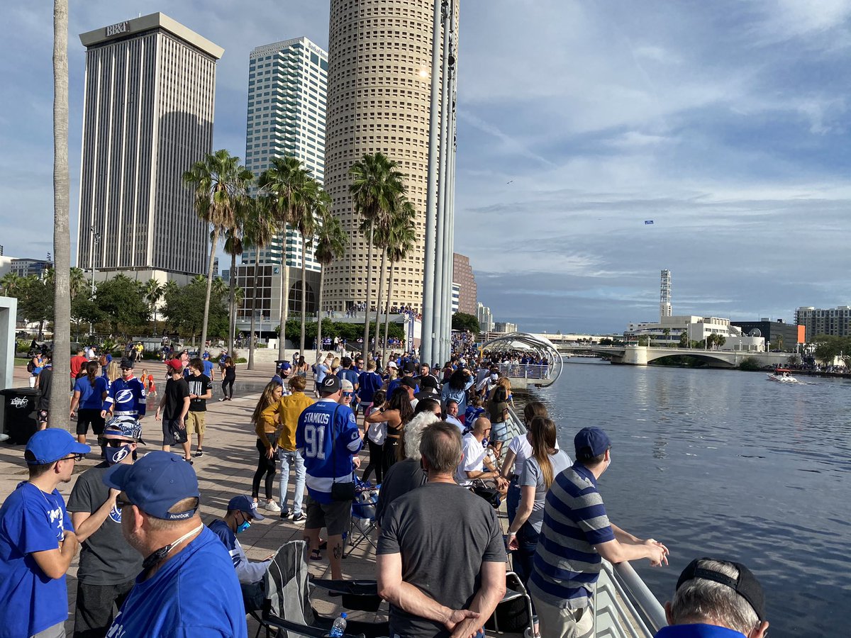 WTSPThorson's tweet photo. Hockey fans lined up waiting for the 2020 Stanley Cup Champions Boat Parade! @10TampaBay for full coverage!🛥 https://t.co/eMRooFMWC8
