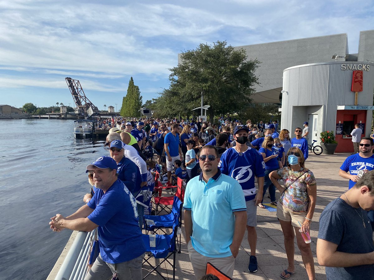 WTSPThorson's tweet photo. Hockey fans lined up waiting for the 2020 Stanley Cup Champions Boat Parade! @10TampaBay for full coverage!🛥 https://t.co/eMRooFMWC8