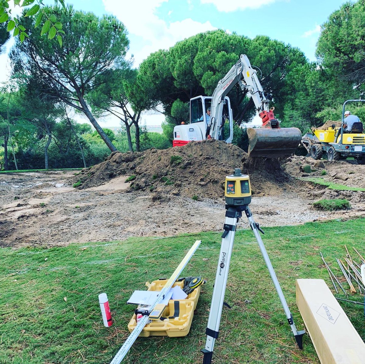 Mafergolf's tweet photo. Reconstrucción Puttingreen en Green Paddock, Madrid @Mafergolf @novogreen #Greenpaddock https://t.co/QN24gSfs4z