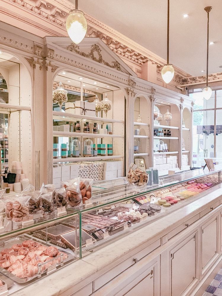 — 10.00 NZTfirst stop is bakery shop .. Sweet Laurel atau Ladoree? Ladoree atau Sweet Laurel?Ladoree Bakery Shop