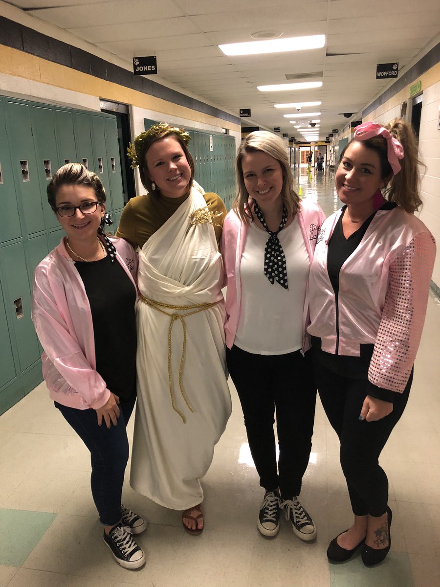 lauren_allinder's tweet photo. I’m one TOGA-ly lucky lady to work with some cool gals like this! 🙌🏼❤️ @TweetDCS_HMS @farrish_HMS @mrsmurrellHMS @MichelleVo12 https://t.co/hcF8b6EZ7j