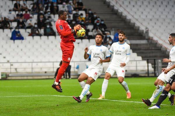 GK: Steve Mandanda.Apart from the Le Classique victory, it has been a horrendous month for Marseille, but they’ve somehow managed to get 5 points from 4 games thanks to a heroic Mandanda.The 35-year-old came up huge vs Lille, PSG, and Metz to keep OM in the top half (barely).