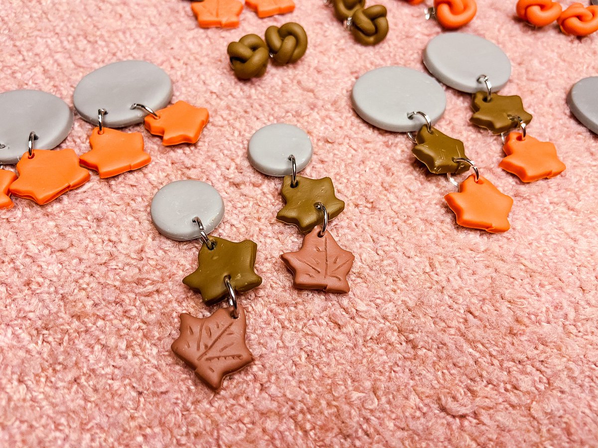 AlayneaRae's tweet photo. Did someone say fall? 😍🍂 ugh those knots are the cutest!! 👏🏻 

Etsy shop coming soon 😬 https://t.co/KxqyIUVIby