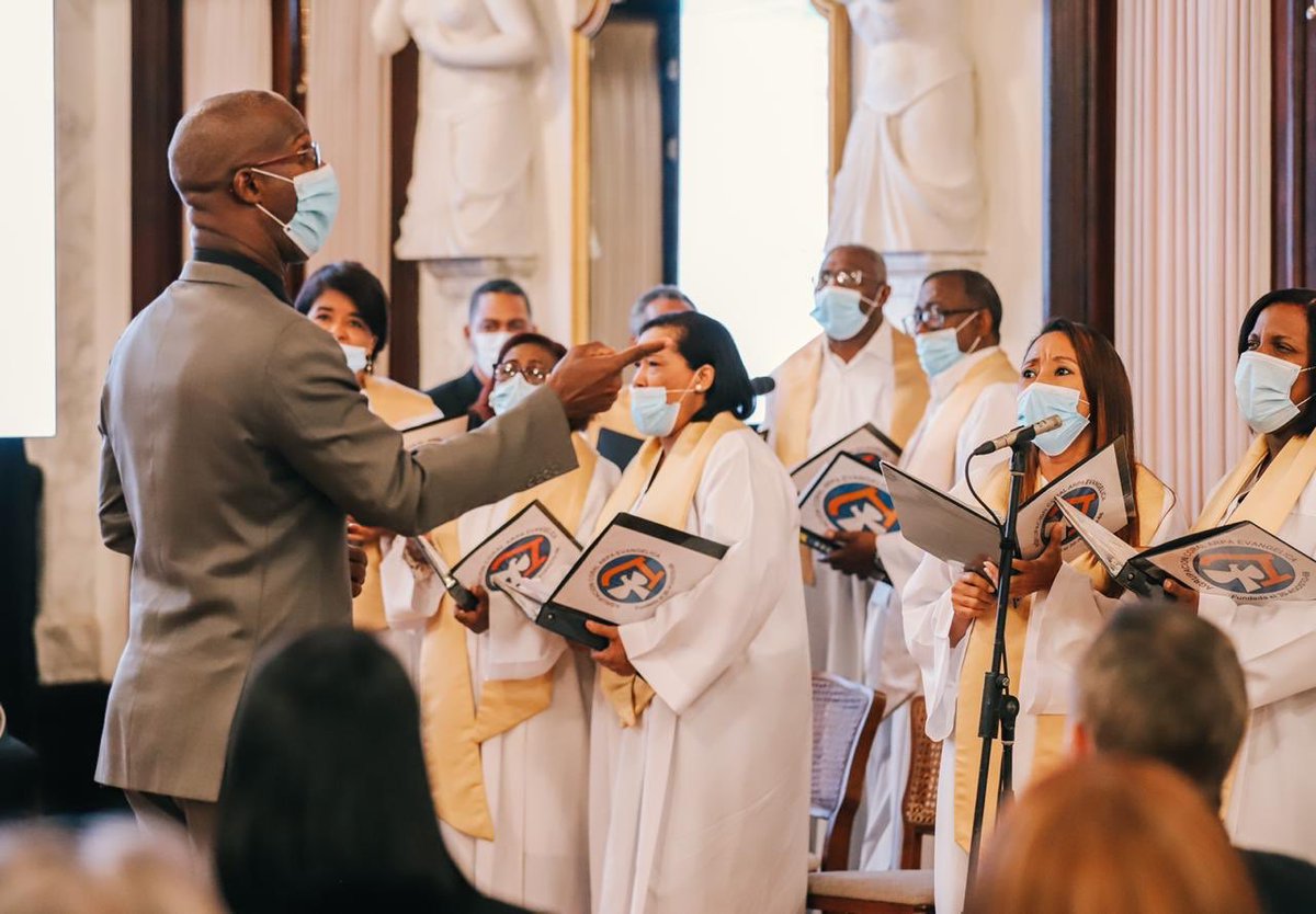 PresidenciaRD's tweet photo. La República Dominicana es el primer país del mundo que conmemora el Día de la Biblia por ley (204-84). Con esta celebración, el Presidente @LuisAbinader reafirma su compromiso de reconocer el derecho que tienen los dominicanos de profesar valores religiosos. https://t.co/gSXfhjzbBn