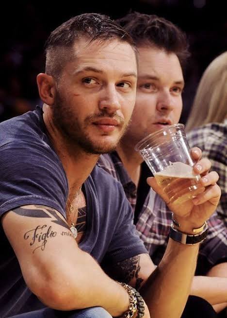 gossipmagazinn's tweet photo. Tom Hardy sen efsane birisin.. https://t.co/FTiKu3gU7l