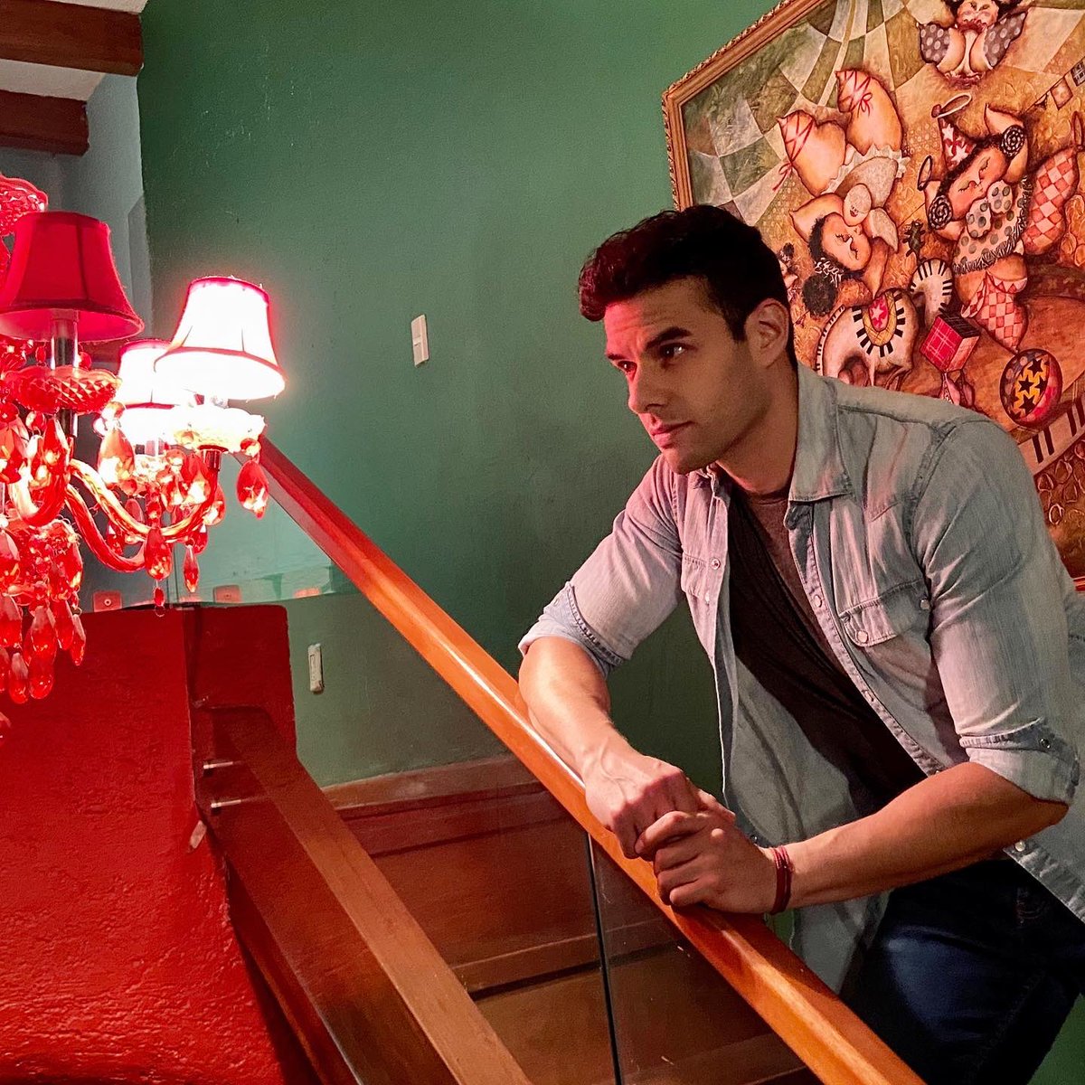 Diego_de_Tovar's tweet photo. Time goes by.... #redlighting #pic #filmphotography #scene #set #preview #break #noon #retakes #inserts #actor https://t.co/FcYXjDUfic