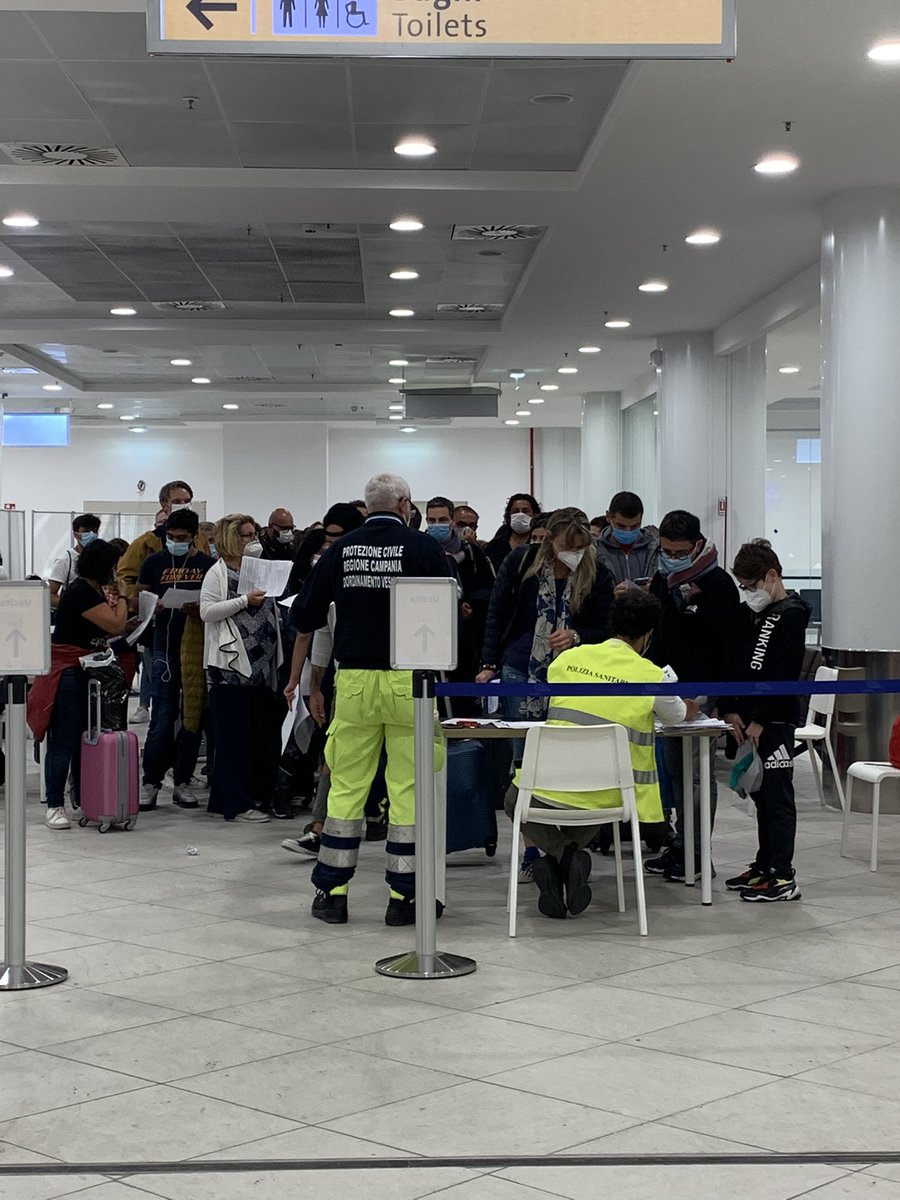GiancFerr's tweet photo. @VincenzoDeLuca @Reg_Campania: il risultato dei test #COVID19 all’aeroporto di Napoli Capodichino. 150 passeggeri dei voli dl 30 Sept dalla Spagna e da Parigi ammassati all’uscita del corridoio di sbarco dove un solo giovane medico gestiva la modulistica pre-test .. no comment! https://t.co/scsYHiBWXc