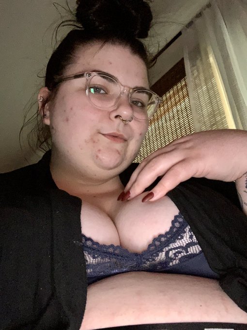 Getting sleepy and lacking clothes and my tits basically fall out of this bralette...oops 😂🤷🏻&zwj;♀️ #bbw