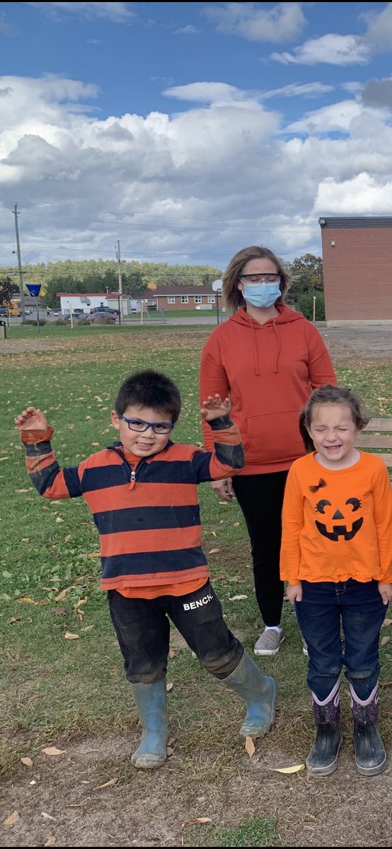 fatimaRCCDSB's tweet photo. Staff and students wore orange today to raise awareness and stand in solidarity with our indigenous brothers and sisters! @RCCDSB #FatimaForce #everychildmatters https://t.co/kg3J64RbCb