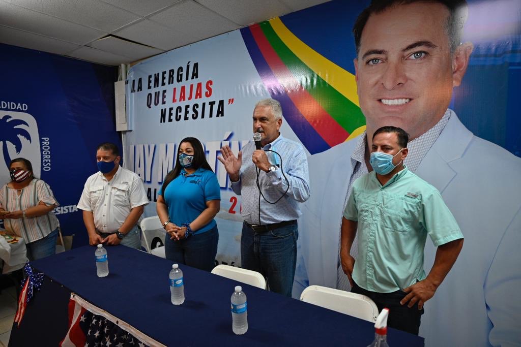 Conversando con líderes del PNP junto al candidato a alcalde de #Lajas Jayson Martínez; el senador por el Distrito de Ponce, Nelson Cruz y la candidata a representante del Distrito 21, Yamilet González #VotaPNP #VotaSíEstadidad