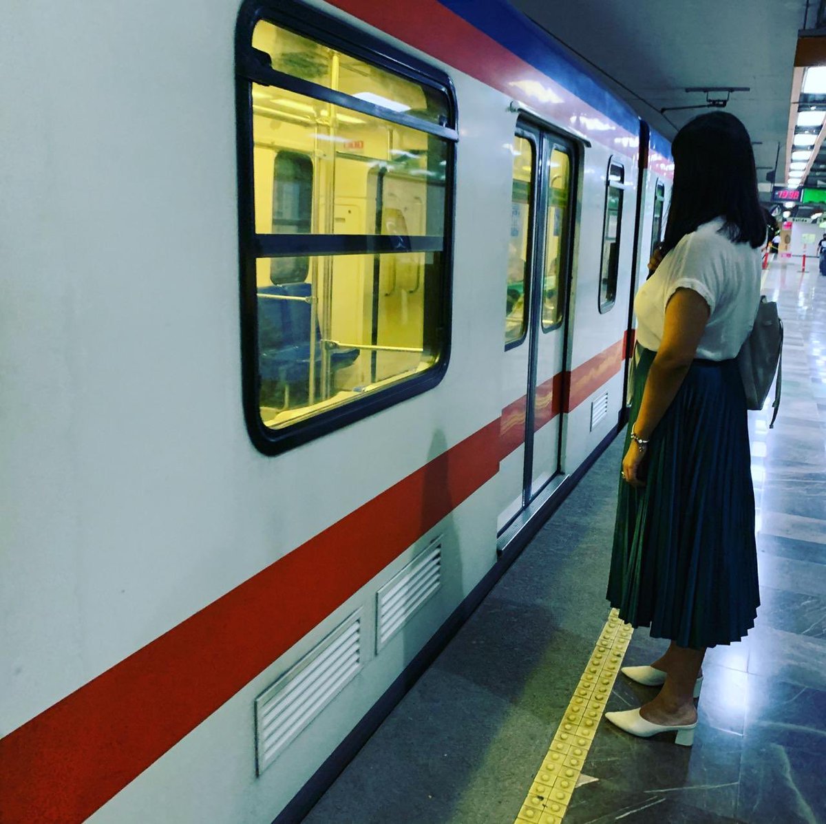 ⚠️No te arriesgues⚠️ 
La línea amarilla de seguridad hay que respetarla, evitemos accidentes...

🚇En METRORREY tu seguridad es primero...