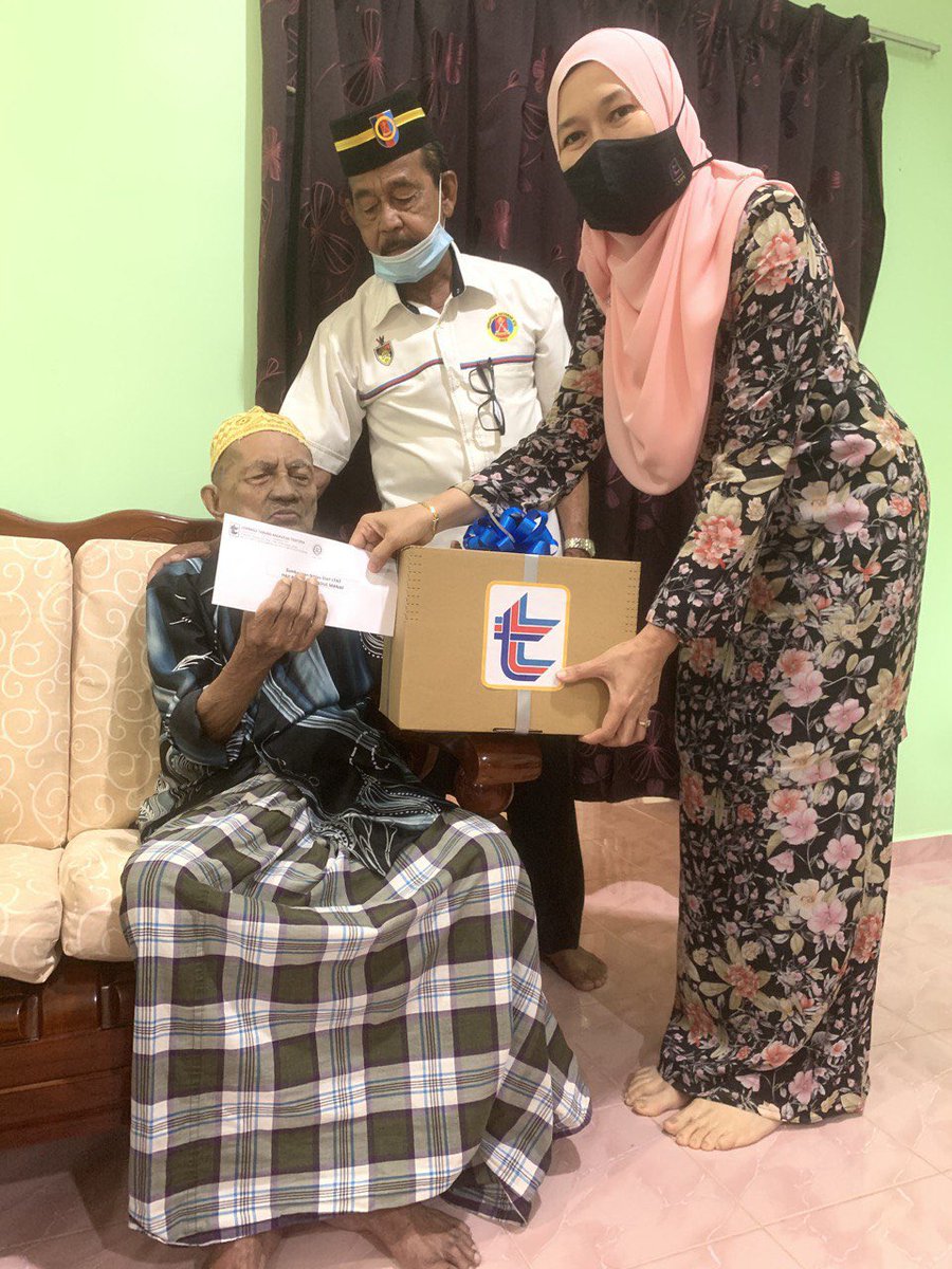LTATmy's tweet photo. 30 September 2020
Puan Nik Amlizan Mohamed, Ketua Eksekutif LTAT menyampaikan sumbangan daripada Pegawai & Kakitangan LTAT kepada Tuan Haji Ramly bin Abdul Manaf, Veteran ATM
#ltat
#MalaysiaPrihatin
#merdeka63
#COVID19
#KitaJagaKita https://t.co/h24Xc1RttV