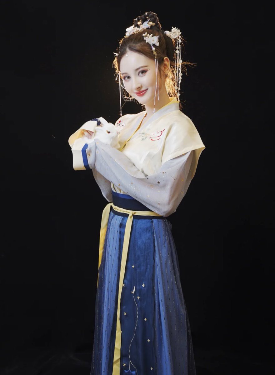 LANA_updates1's tweet photo. 10.01.20 • RED • (拉娜LANA)

#HICC
#拉娜 #лана
#LANA #라나
#LUMINOUS
@Hicc_LANA https://t.co/p0uj7oLvF8