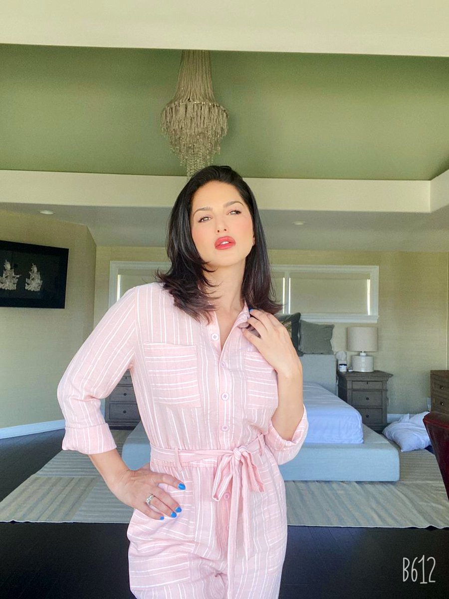 SunnyLeone's tweet photo. Pink !!! My new obsession!!!!! #pink #love xo !!!! ( Disregard my pillows on the floor 😜😍) great night makes for a great day !!!!! Be safe peeps!!!
.
.
Lips: #Cinnamon & #BabyDoll 💄
Face: #HydratingPrimer & #HDPowder
Eyes: #StellarEyes Volumizing mascara
@starstruckbysl https://t.co/UmmpUbybK5