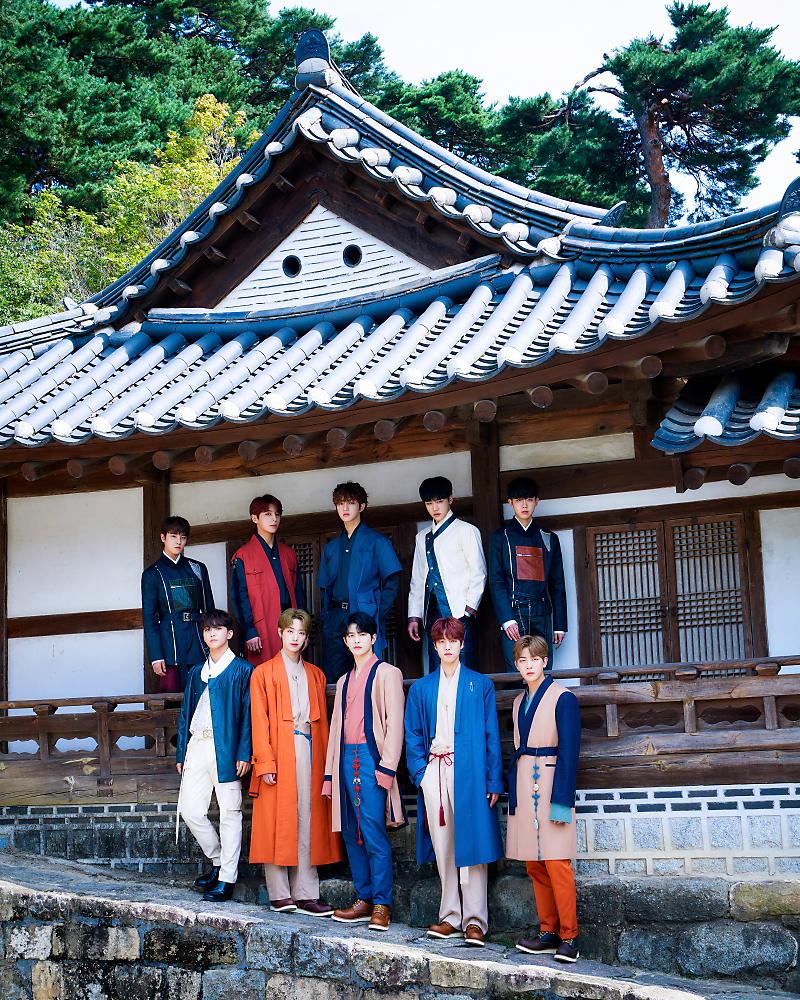 roraqlee's tweet photo. GoldenChild X GUIROE - RE:BIRTH, RE:VIVE
Everyone is happy #추석
With Golden Child
Have a more enjoyable Chuseok!🌕
🖇 https://t.co/25iYizoEge
#GoldenChild #골든차일드
#한복 #기로에 #guiroe
#한류연계협업콘텐츠기획개발지원사업
#추석 #한가위
#골드니스_즐거운_추석_보내세요🌕 https://t.co/3SHKofvgaG
