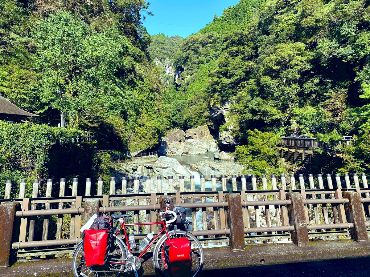 今1番輝いてるv系ろっしー おはろっしー ﾉw ﾉ中津渓谷 やっと晴れてお久しぶりの太陽 松山向かうよー 泊まろうとした キャンプ場が9月いっぱいでナイトキャンプの受付終了してた 1日 明日は松山市駅 高島屋の前ら辺でストリートライブ18 00 と18