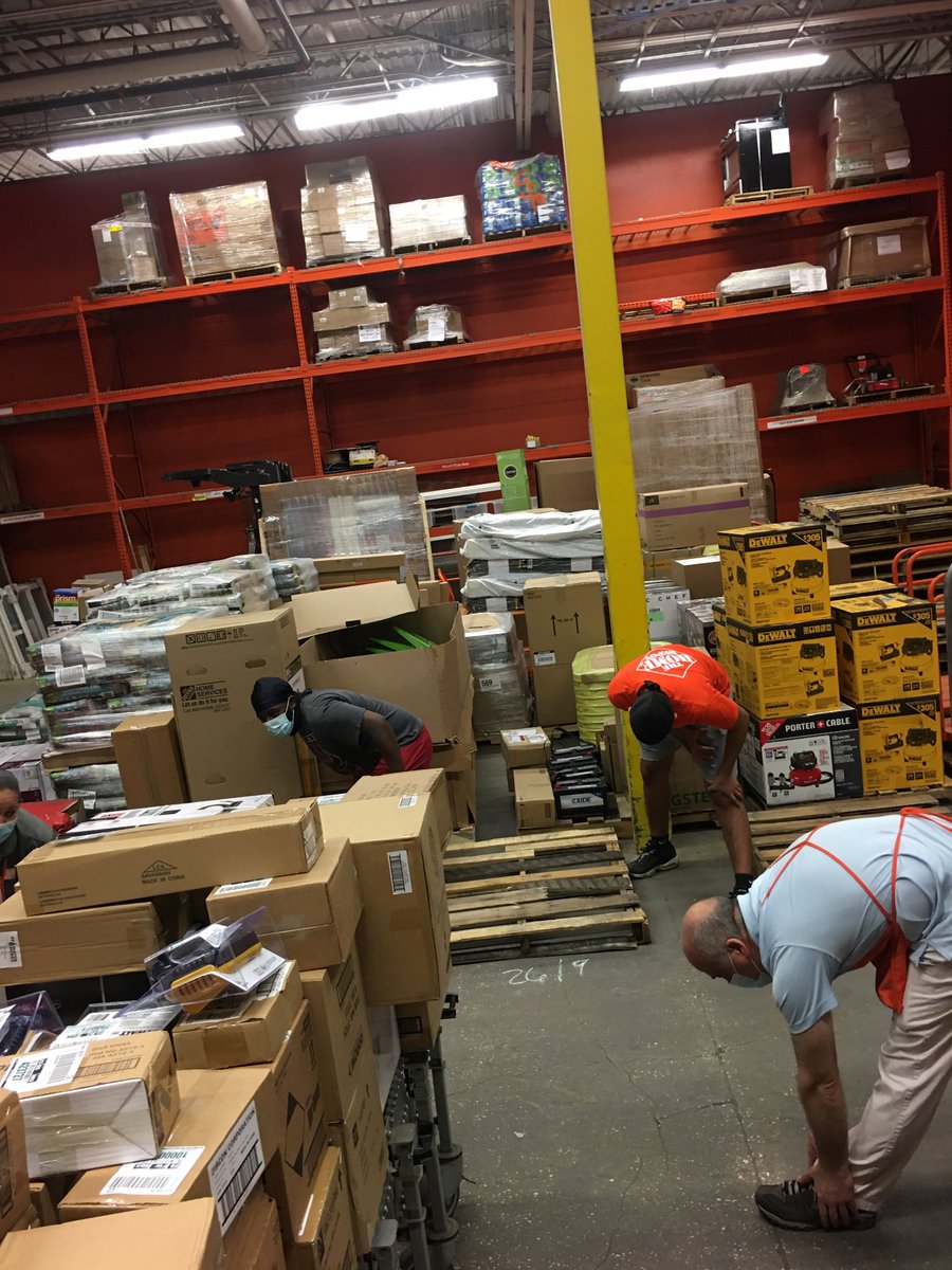 Gabby_0576's tweet photo. Safety matters at 0576 , warm up before the unload ..#D79 safety first ⁦@AngelaDesJardi5⁩⁦@FulfordUlanda⁩ ⁦@miriamperez03⁩ https://t.co/KSiVpcYBVw