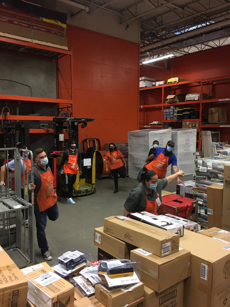 Gabby_0576's tweet photo. Safety matters at 0576 , warm up before the unload ..#D79 safety first ⁦@AngelaDesJardi5⁩⁦@FulfordUlanda⁩ ⁦@miriamperez03⁩ https://t.co/KSiVpcYBVw