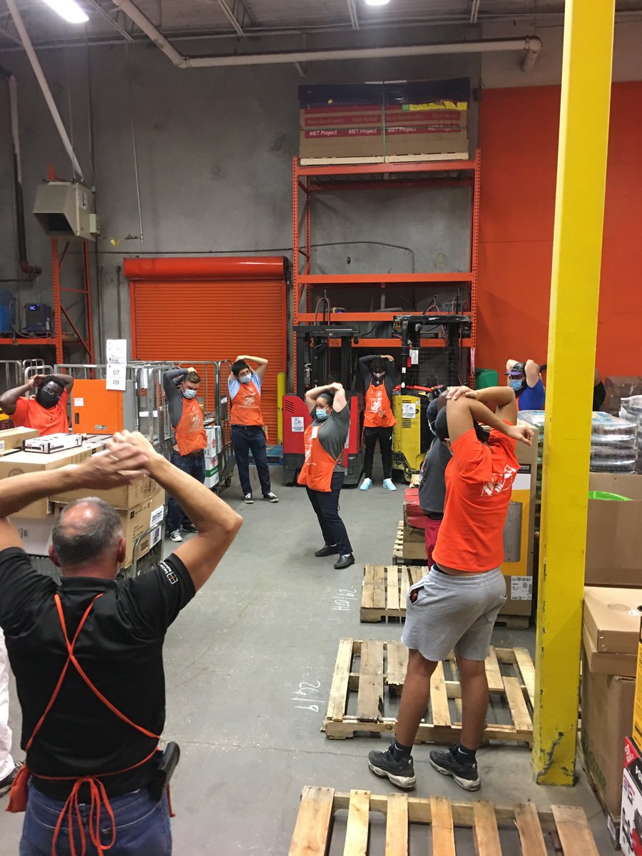 Gabby_0576's tweet photo. Safety matters at 0576 , warm up before the unload ..#D79 safety first ⁦@AngelaDesJardi5⁩⁦@FulfordUlanda⁩ ⁦@miriamperez03⁩ https://t.co/KSiVpcYBVw