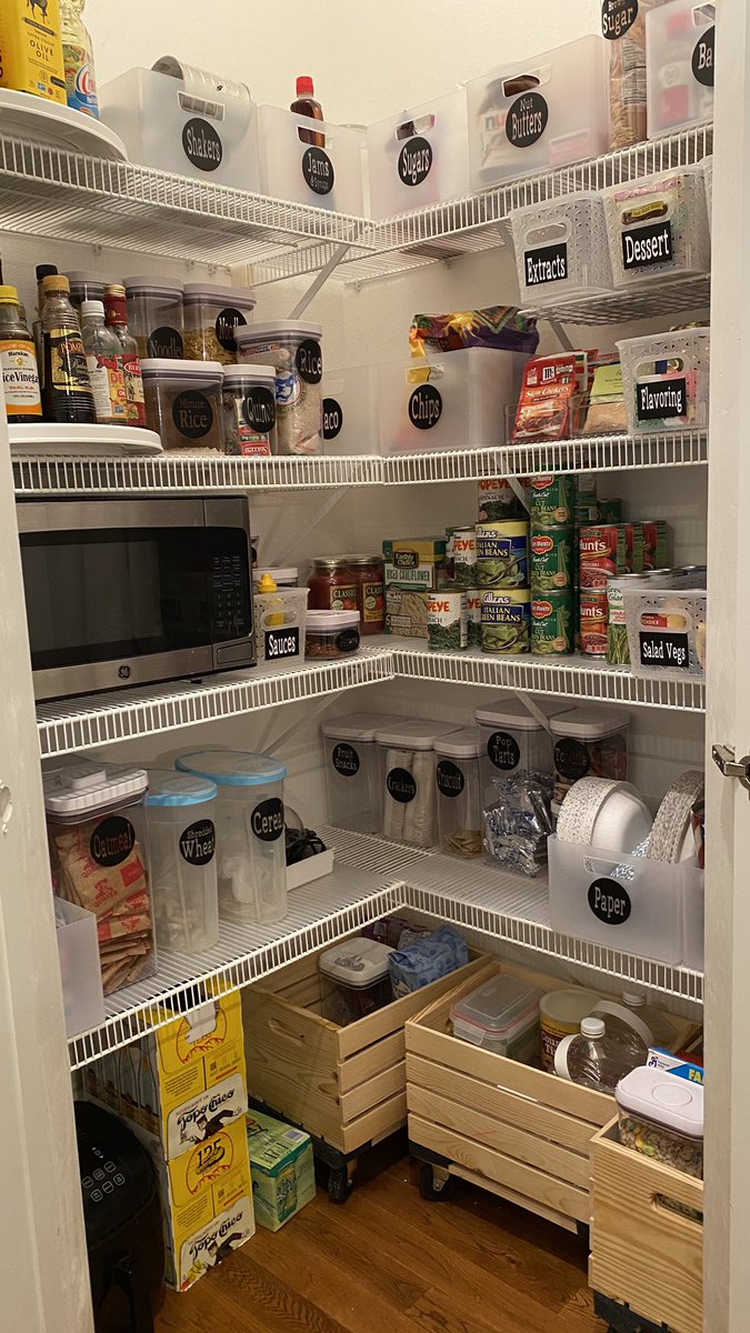 CJheartart's tweet image. Pantry finished! I just wish we ate more colorful food! #thehomeedit #organizationalhacks #thisisme