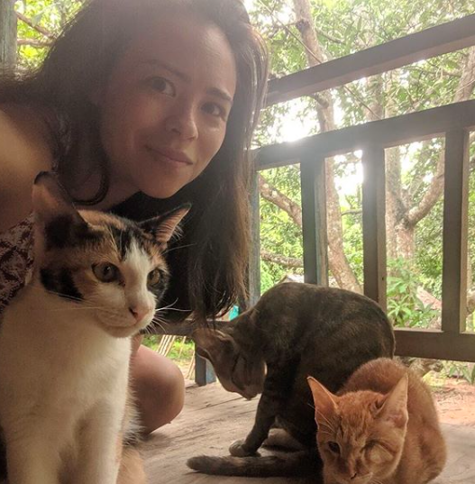 Producer Dr. Emi Okamoto. Emi works in Cambodia, advising on public health programs at an international NGO and is an internist. Fun fact: she is currently sharing a wooden house with 3 cats and seeing how little plastic she actually needs! 4/  https://www.instagram.com/p/CFAwo2UB6AT/ 