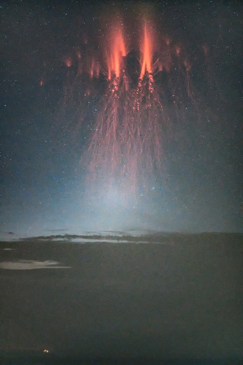 suarezphoto's tweet photo. Lors de l'orage du 10/09 à 23h55 sur la Corse, depuis Gênes (300kms), j'ai pu capturer un Ghost (Green emissions from excited Oxygen in Sprite Tops), un phénomène rare découvert et décrit par 
@PecosHank en 2019. Les scientifiques n'ont pas encore d'explication. #stormHour https://t.co/biCpxK1Abs