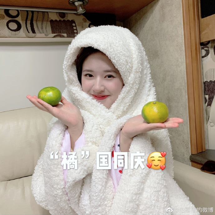 lusi_intl's tweet photo. 201001 #zhaolusi #赵露思 
— © 赵露思的微博 (weibo update)

↬ "happy national day！🇨🇳
hope your family's well, moon's well, you're well, memememe (kissing sound)" https://t.co/ckUV79hamQ