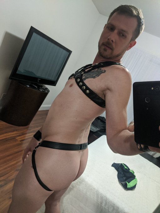 My favorite part about working on set is all the sexy fetish wear. 🥰 https://t.co/Lz6w9cogX8