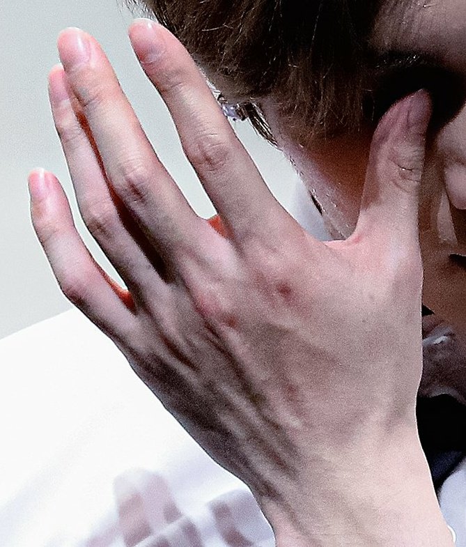 sαnglong fingerslong-ish nailsvisible tendonsveinylooks like he could pack a punch but he chooses not to engage in physical violence