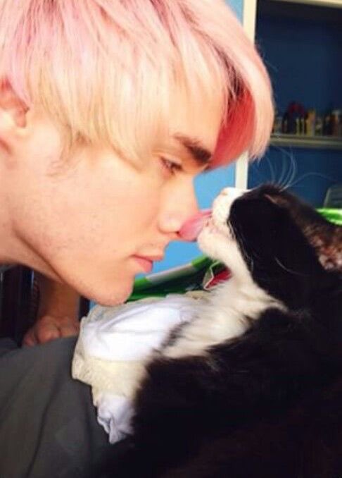 I LOVE HIS FACE PLS AND HE LOVES HIS KITTY PLS