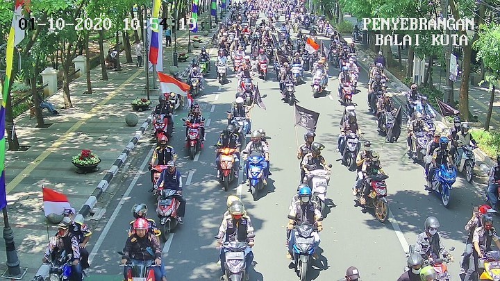 indotrenterkini's tweet image. Kamis (1/10) aksi Unjuk Rasa di pintu barat Balaikota Bandung pada siang hari ini.

#JanganSampeLepas