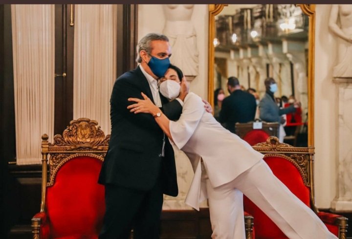 dioastacio's tweet photo. Ejemplo de amor, ejemplo de unidad, ejemplo de matrimonio  ejemplo de familia @luisabinader  y @raquelarbaje https://t.co/YKThfADdID